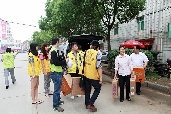 車隊到達備田小學(xué)，隨車捐贈的物資送到小學(xué)